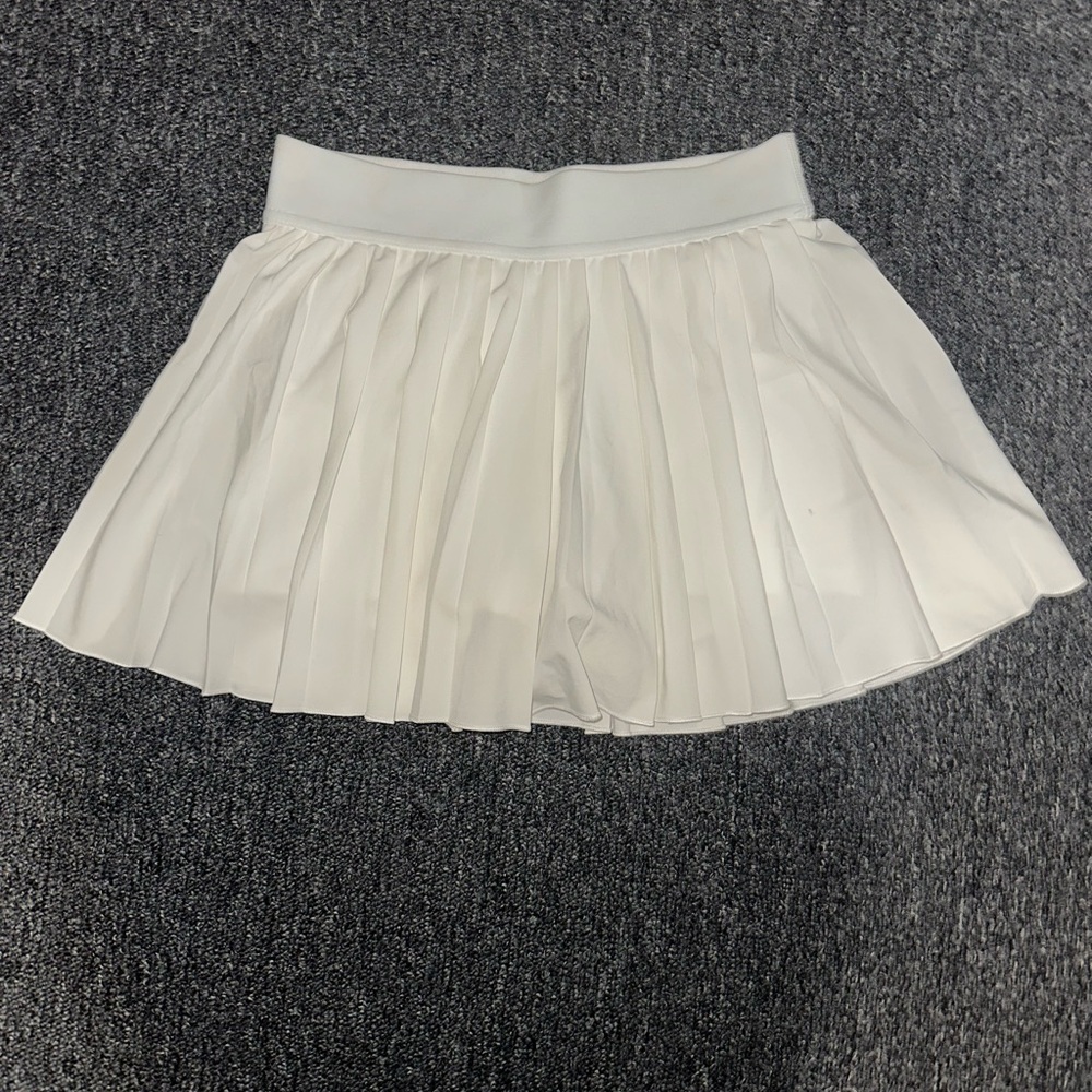 TnAction(Aritzia) White Pleated Skirt